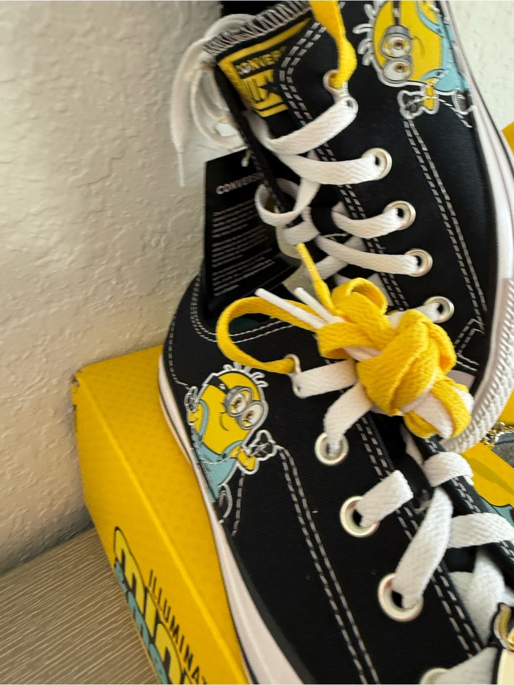 New Womens Sz 8 Converse Black & Yellow Minion Shoes with Minion Backpack - Picture 6 of 9